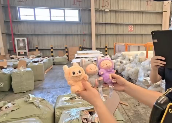 财盘配资 上海海关查获6960件假冒泡泡玛特玩具