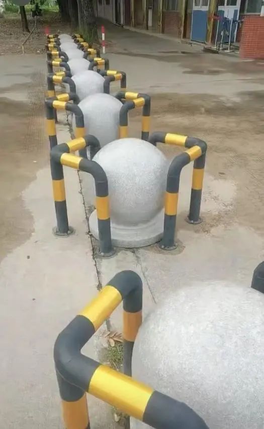 优配库 学校门外石墩圆球加设钢管护栏，被质疑多此一举，学校回应