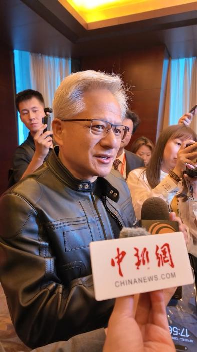 国融资管 黄仁勋年内第三次访华，用这个词形容中国AI产业