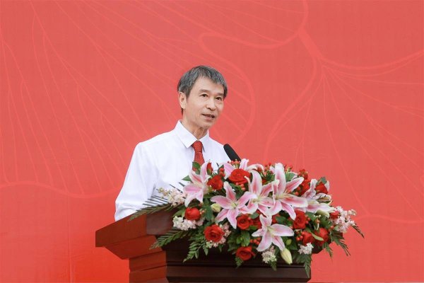 正中优配 开学典礼上，校长请新生记下他的手机号